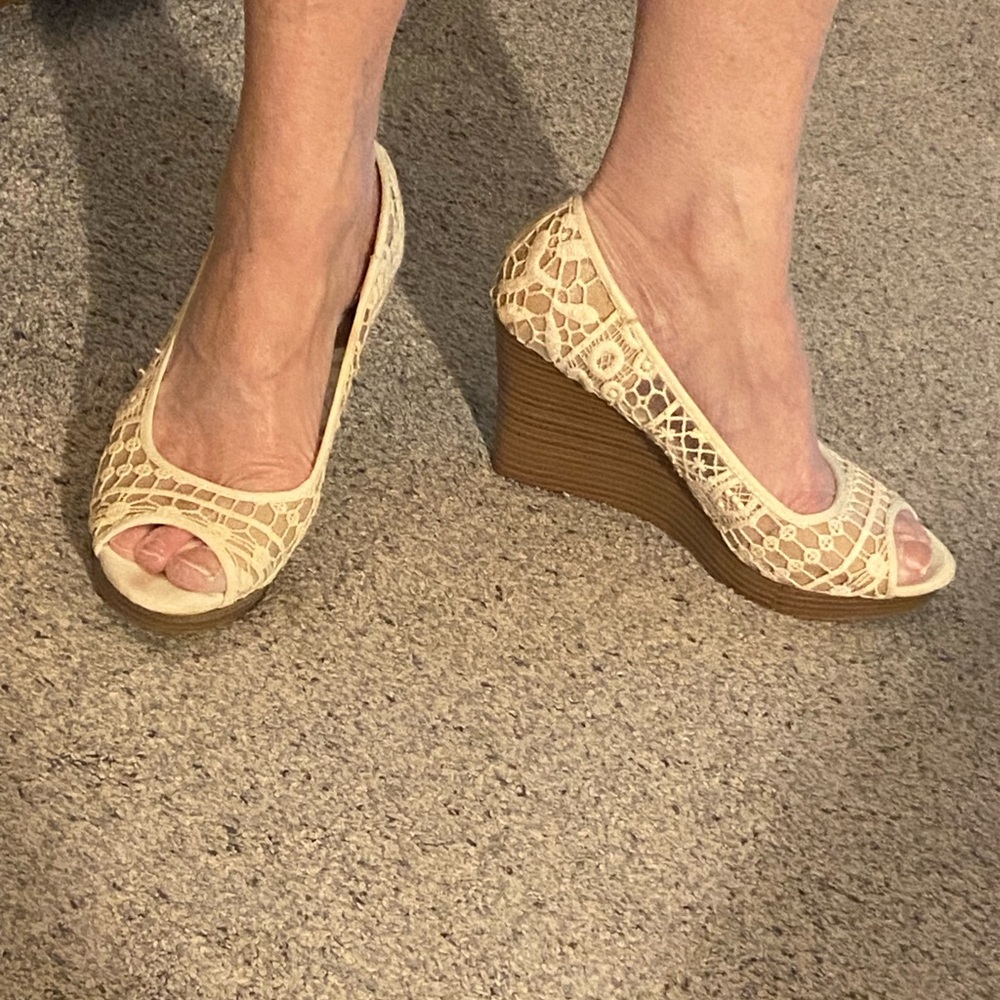 Women's Cream Lace Peep-Toe Wedge Heels - Picture 9 of 9